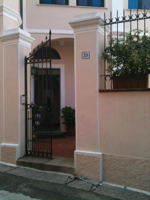 Monolocale In Villa Centrale Ла-Маддалена Экстерьер фото
